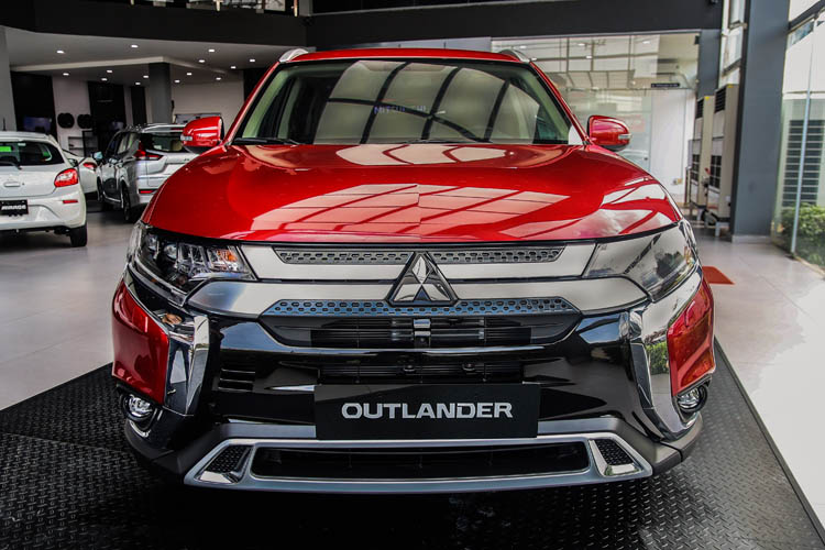 Đánh giá nhanh Mitsubishi Outlander 2021 Ngoại thất đẹp hơn nội thất an  toàn và động cơ giống Nissan XTrail